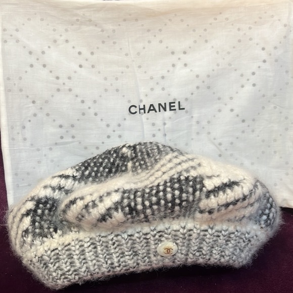 CHANEL RARE CASHMERE & SILK BERET BLACKWHITE DOUBLE GOLD CC’s ON MOTHER OF PERAL - Picture 6 of 7